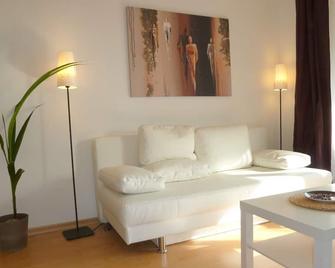 Stylish Bright Apartment, Very Conveniently. Metro Just Around The Corner. Internet - 慕尼黑 - 客厅