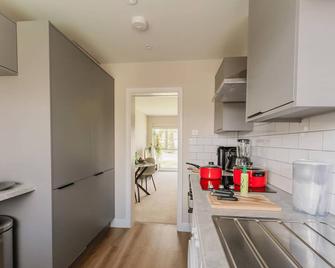 The Maisonette Solihull, Modern 3 Bed Serviced Apartments With Free Parking - Minutes From Nec Jlr Bhx Hs2 - 索利赫尔 - 厨房