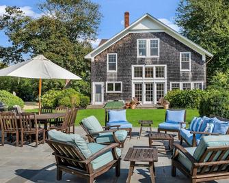 New Listing: Beautifully Restored Barn, Open First Floor Plan, Historic - Bridgehampton - 露台