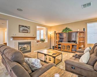 Spacious North Las Vegas Home with Yard - 北拉斯维加斯 - 客厅