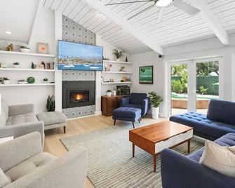 San Diego Oasis- A Retro Retreat w/ King Size Bed! - 圣地亚哥 - 客厅