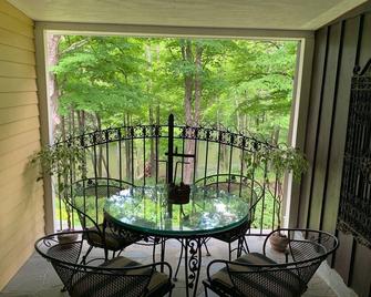 Captivating Artisan Built Home With Spectacular Water Views - Falls Village - 阳台