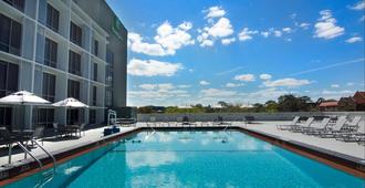 盖恩斯维尔大学中心假日酒店 - 盖恩斯维尔 - 游泳池
