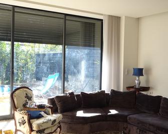 War's House with Private Pool - 波尔图 - 客厅