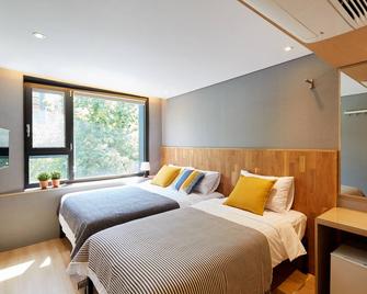 弘大Loft 8旅馆 - 首尔 - 睡房