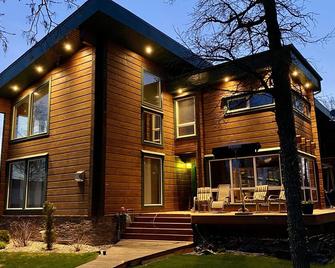 Luxury cottage living along Netley Creek in Petersfield, MB - 塞尔扣克（加拿大） - 建筑