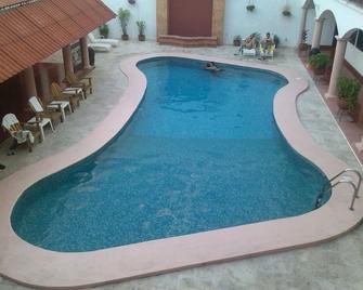 萨西酒店 - 巴利亚多利德 - 游泳池