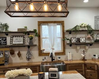 Grit & Grace Lodge near Mark Twain Lake - 梅西科 - 厨房