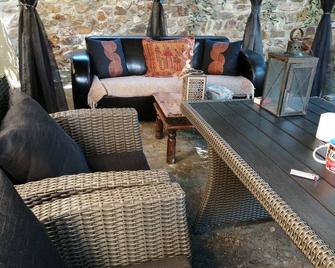Stylish 2 bedroom apartment with historical atmosphere and private sauna/hot tub - 布拉格 - 客厅