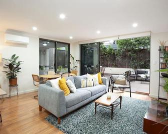 Huge 3 Bed Camperdown Garden Apt w Parking Aircon - 悉尼 - 客厅