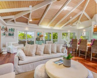 Ka Makana on Weke Rd in Hanalei, A/C & Short walk to Hanalei Bay TVNC #1333 - 哈纳莱伊 - 客厅