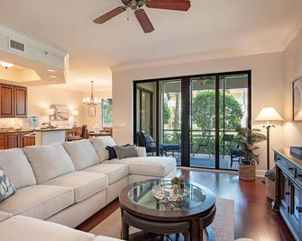 Naples Bay Resort- close to beaches and downtown - 拿坡里 - 客厅