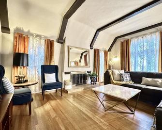 5 Bedrooms-King Bed-Land Park-Sacramento Zoo - 萨克拉门托 - 客厅