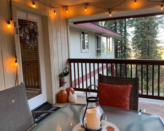 YoBee! Park Reservation Included! Heart of Yosemite - Homey Studios and Breakfast - 西优胜美地 - 阳台