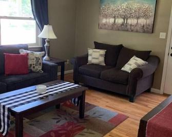 Quiet home three bedroom home in peaceful neighborhood - 萨吉诺 - 客厅