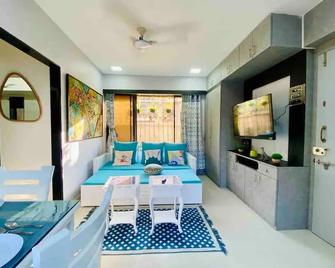 Saba 201 Charming 3 Bedrooms 2 Bathrooms Apartment in Bandra West with Balcony by Connekt Homes - 孟买 - 客厅