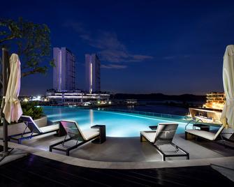 玛丽娜常青树度假公寓式酒店 - Nusajaya - 游泳池