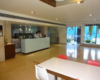 米娜豪華班佳拉飯店 - 海得拉巴 - 柜台