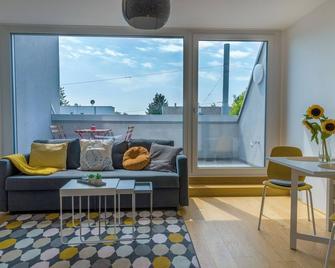 Maureen Lovely 2 Bedroom Unit with Community Pool - 维也纳 - 客厅
