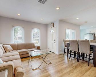 Dual homes with 2 full kitchens, fast WiFi, fireplace, & patio - dog-friendly - 纽波特海滩 - 客厅