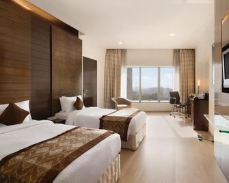 华美达博维酒店与会议中心 - 孟买 - 睡房