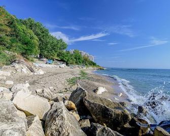 International House of Journalists Resort - 金沙 - 海滩