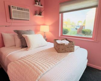Cocktail Cabin Themed Guest Room - 桑达斯基 - 睡房