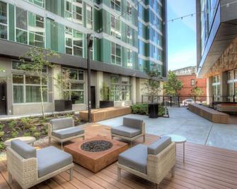 Beautiful Ballard 1BR w/ W/D, BBQ & Gym, near Waterfront, by Blueground - 西雅图 - 露台