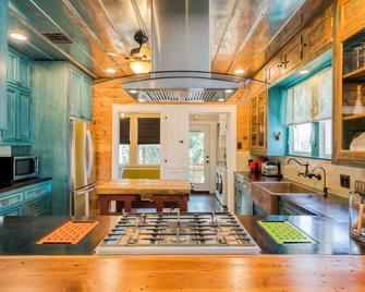La Casa Rosada - Top Unit - Conveniently Located and Hot Tub! - 圣安东尼奥