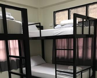 Holiday Phangan - Hostel & Bar - 帕岸岛 - 睡房