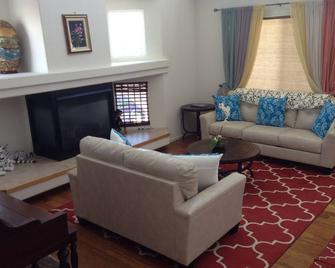 Updated Urban Retreat Near Dia - 丹佛 - 客厅