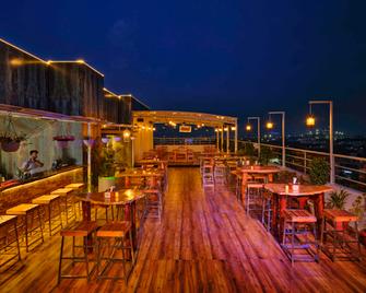 海德拉巴 KCP 美居酒店 - 海得拉巴 - 酒吧
