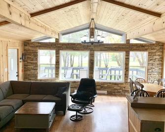 4 Season Lakefront Cabin For Rent - Saint Malo - Grunthal - 客厅