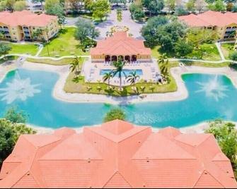 Lovely Cozy Condo In A Tropical Oasis Centrally Located ! - 迈尔斯堡 - 游泳池