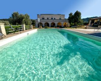 橄榄平原酒店 - 奥斯图尼 - 游泳池