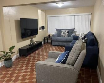 Cozy home, centrally located! - 迈阿密 - 客厅