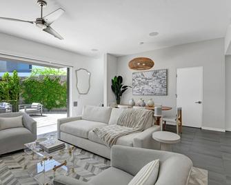 South Palm Springs Modern - 2 lux ensuites, private pool and spa! garage, gated! - 棕榈泉 - 客厅