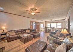 Pet-Friendly Ogallala Home about 7 Mi to Lakefront! - 奥加拉拉 - 客厅