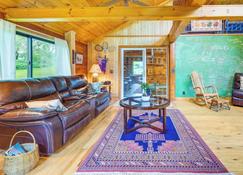 Pet-Friendly Jamestown Cabin with Fire Pit and Deck! - 詹姆斯敦 - 客厅