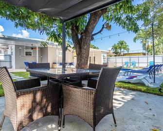 Pool, Patio, Fire Pit, Sleeps 8, 4 Bedrooms 2 Full baths, Gated Parking - 迈阿密 - 露台