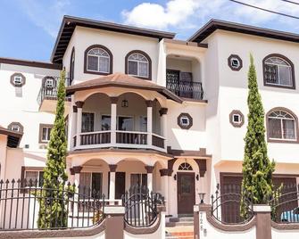 Pines Vacation Rentals- Excellent Location, Minutes From Everything. - 蒙特哥贝 - 建筑