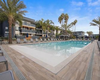 Cozy Coastal Retreat Newport Beach - 纽波特海滩 - 游泳池