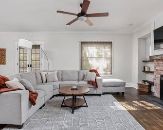 Pet Friendly | Sleeps 8 | Indy Heritage House - 印第安纳波利斯 - 客厅