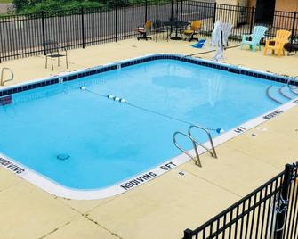 Country Host Inn - Texarkana - 游泳池