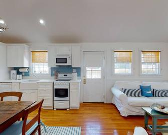 Charming one bedroom cottage, close to lower Main Street and Handlebar Cafe. - 楠塔基特 - 厨房