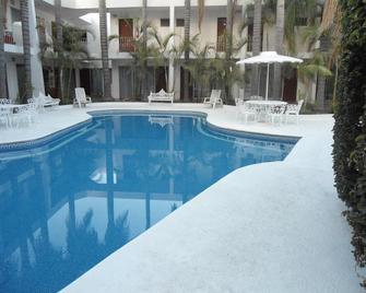 德尔雷亚尔套房酒店 - 萨波潘 - 游泳池