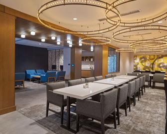 狄蒙因市中心希尔顿酒店 - 德梅因 - 餐馆