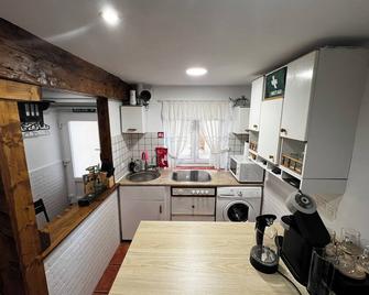 Cozy Apartment In Rural Village - 巴鲁埃洛-德桑图良 - 厨房