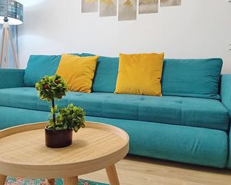 Sunshine - New 1br Apt In The Business Area, Ac, Smart Tv, Free Disneyplus - 布加勒斯特 - 客厅