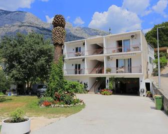 Apartments with a parking space Tucepi, Makarska - 2676 - 图彻皮 - 建筑